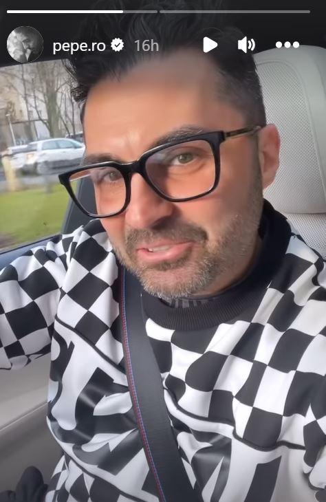 Pepe cu ochelari de vedere la volanul mașinii