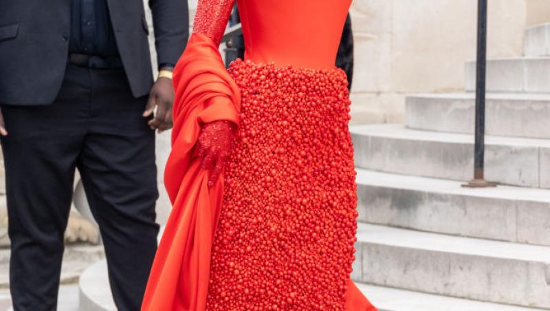 Cine este vedeta vopsită din cap până în picioare în roșu care a atras toate privirile la Săptămâna Modei de la Paris. Iată cum arată în realitate.