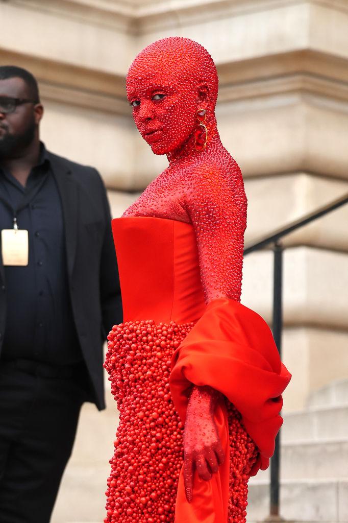 Doja Cat pe Covorul Roșu de la Săptămâna Modei din Paris