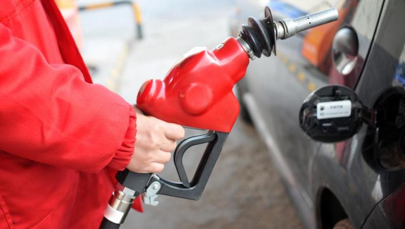 Benzina și motorina sunt mai scumpe cu 9 bani pe litru! Află prețul pe care trebuie să-l plătească de acum șoferii la pompă