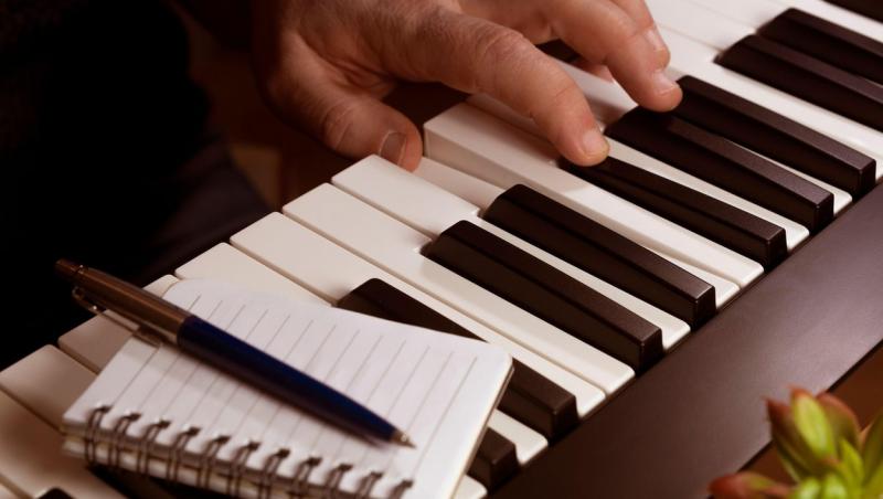 Misterul „omului-pian”, tânărul capabil să comunice cu lumea doar prin sunetele pianului. Ce detaliu bizar s-a aflat despre e