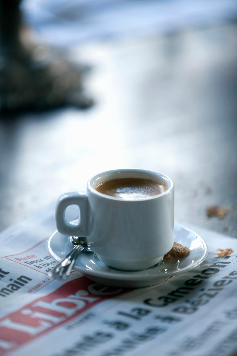 imagine cu casca de cafea alba