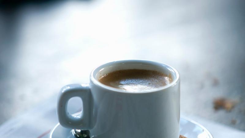 imagine cu casca de cafea alba