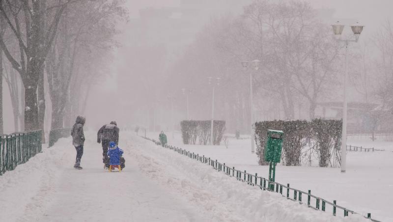 Vremea s-a răcit radical! În Capitală și-au fpcut simțită prezența primii fulgi de nea, temperaturile scăzând sub pragul de îngheț.