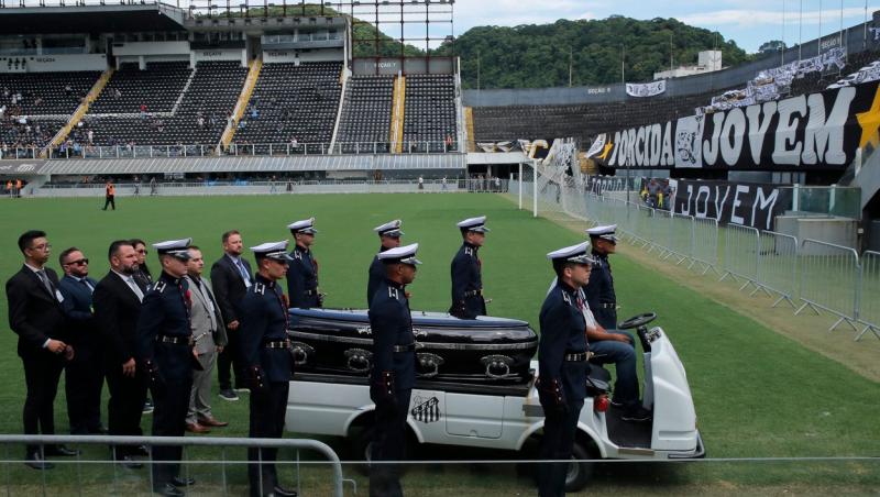 Imagini emoționante de la înmormântarea lui Pelé. Cum a fost surprinsă soția marelui fotbalist, Marcia Aoki