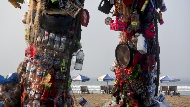 FOTO Așa arată gardianul din gunoi, care păzește intrarea unei plaje. „Monstrul deșeurilor” are 12 metri înălțime
