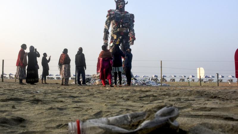 FOTO Așa arată gardianul din gunoi, care păzește intrarea unei plaje. „Monstrul deșeurilor” are 12 metri înălțime