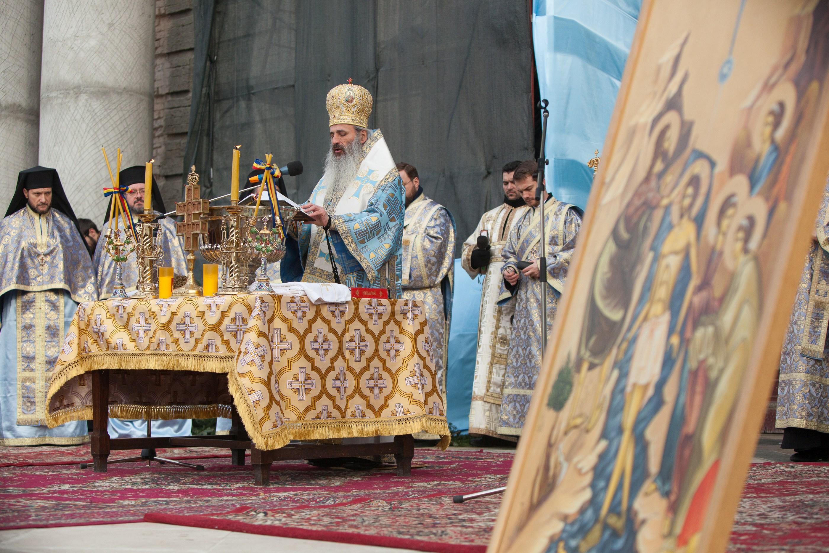 icoana cu sfantul ioan botezatorul in dreapta si preot in stanga