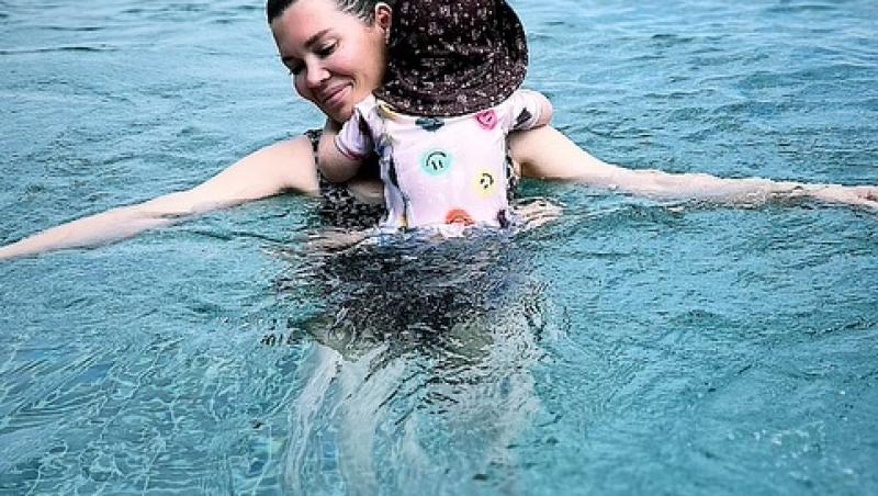 Gina Pistol, fotografie adorabilă alături de fiica ei. Cum a fost surprinsă Josephine în vacanță, alături de mama sa
