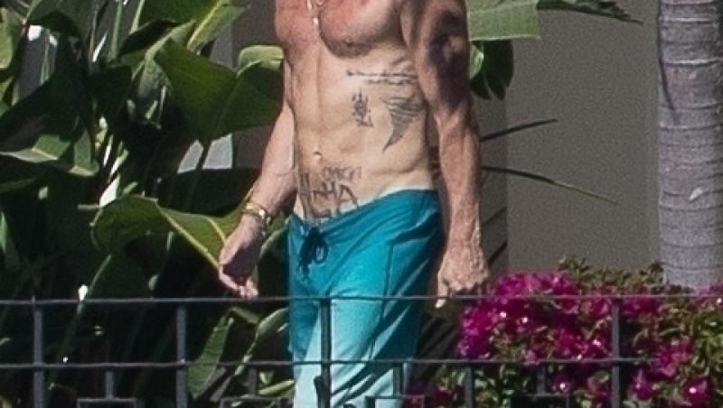 Brad Pitt, fascinant de bustul soției sale, a uitat să-și aplice crema solară pe el. Cum au fost surprinși cei doi la plajă