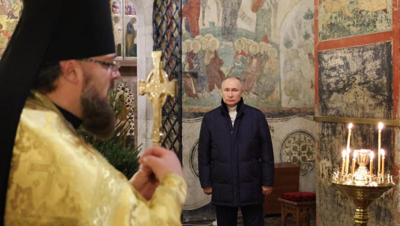 Vladimir Putin, singur la slujba de Crăciun. Cum a fost surprins președintele rus în catedrala din Kremlin
