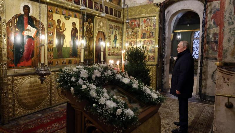 Vladimir Putin, singur la slujba de Crăciun. Cum a fost surprins președintele rus în catedrala din Kremlin