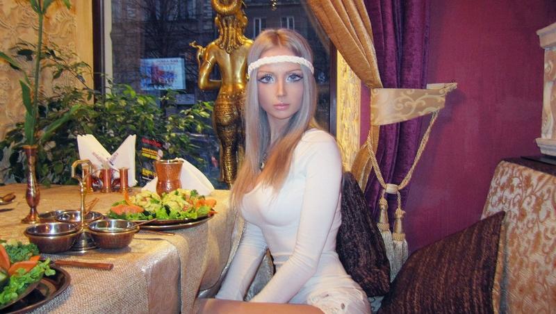 Cum arată acum Valeria Lukyanova, femeia Barbie, după ce a renunțat la look-ul de păpușă și se aranjează ca o zână