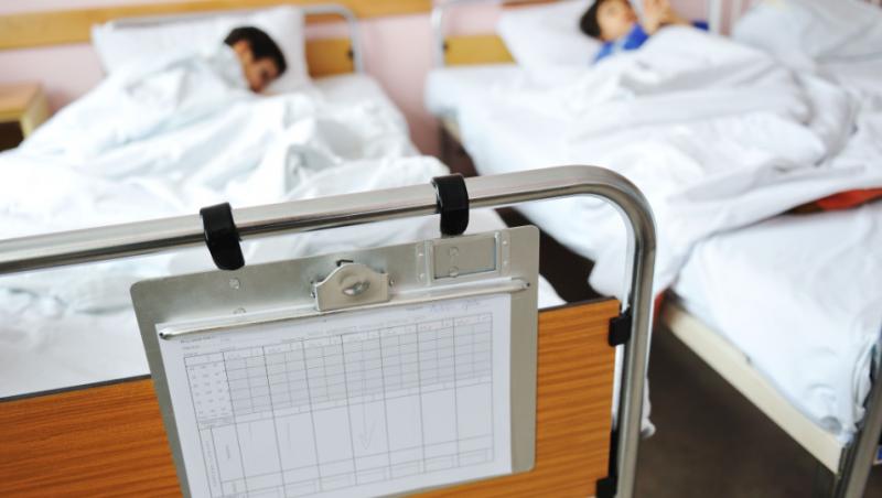 Doi copii bolnavi pe paturile de spital