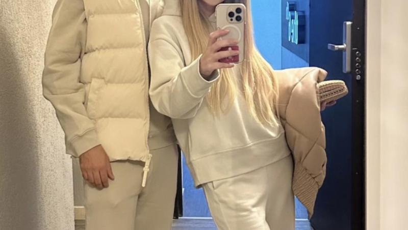 Oana Monea și iubitul ei s-au pozat în oglindă, fiind îmbrăcați în alb