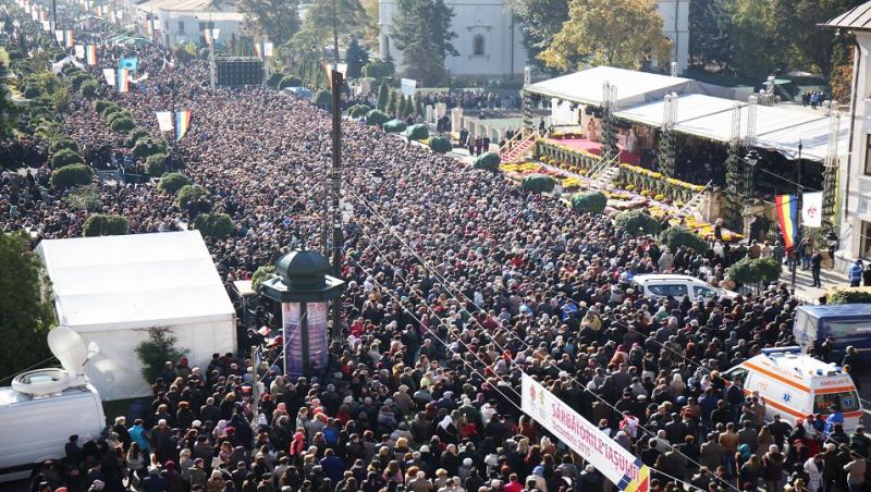 O mulțime de persoane care au venit să se roage la moaștele Sfintei Parascheva