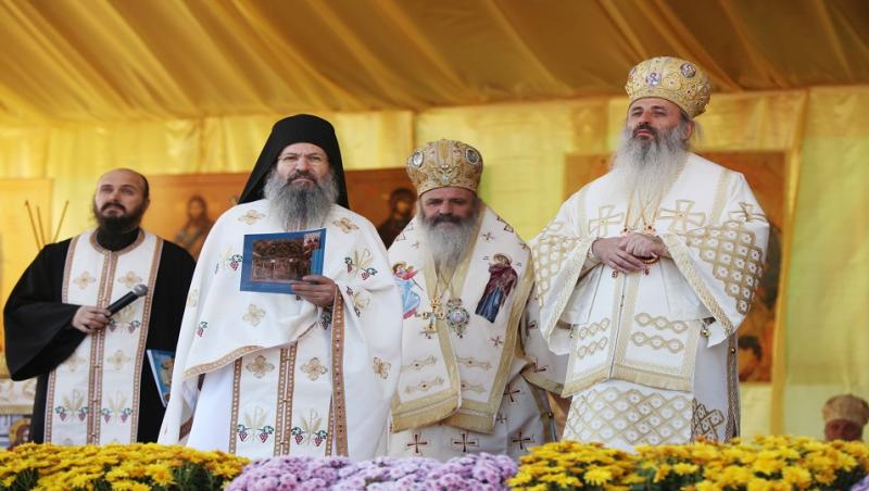 Preoți care oficiază ceremonia Sfântei Parascheva