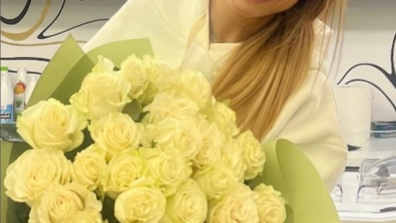 Ana Maria Prodan a primit un buchet mare de trandafiri pe care îl ține în brațe pentru a face o poză.