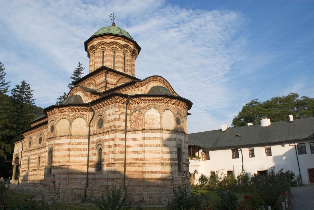 Fotografie făcută din exterior pentru Mănăstirea Cozia