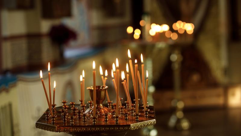 Lumânările care sunt aprinse și care sunt așezate într-un suport special din cadrul bisericii.