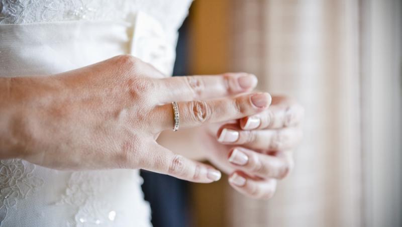 O mireasă cere divorțul, la doar o zi după nuntă, din cauza unui gest inofesiv făcut de noul soț. Ce regulă importantă a încălat