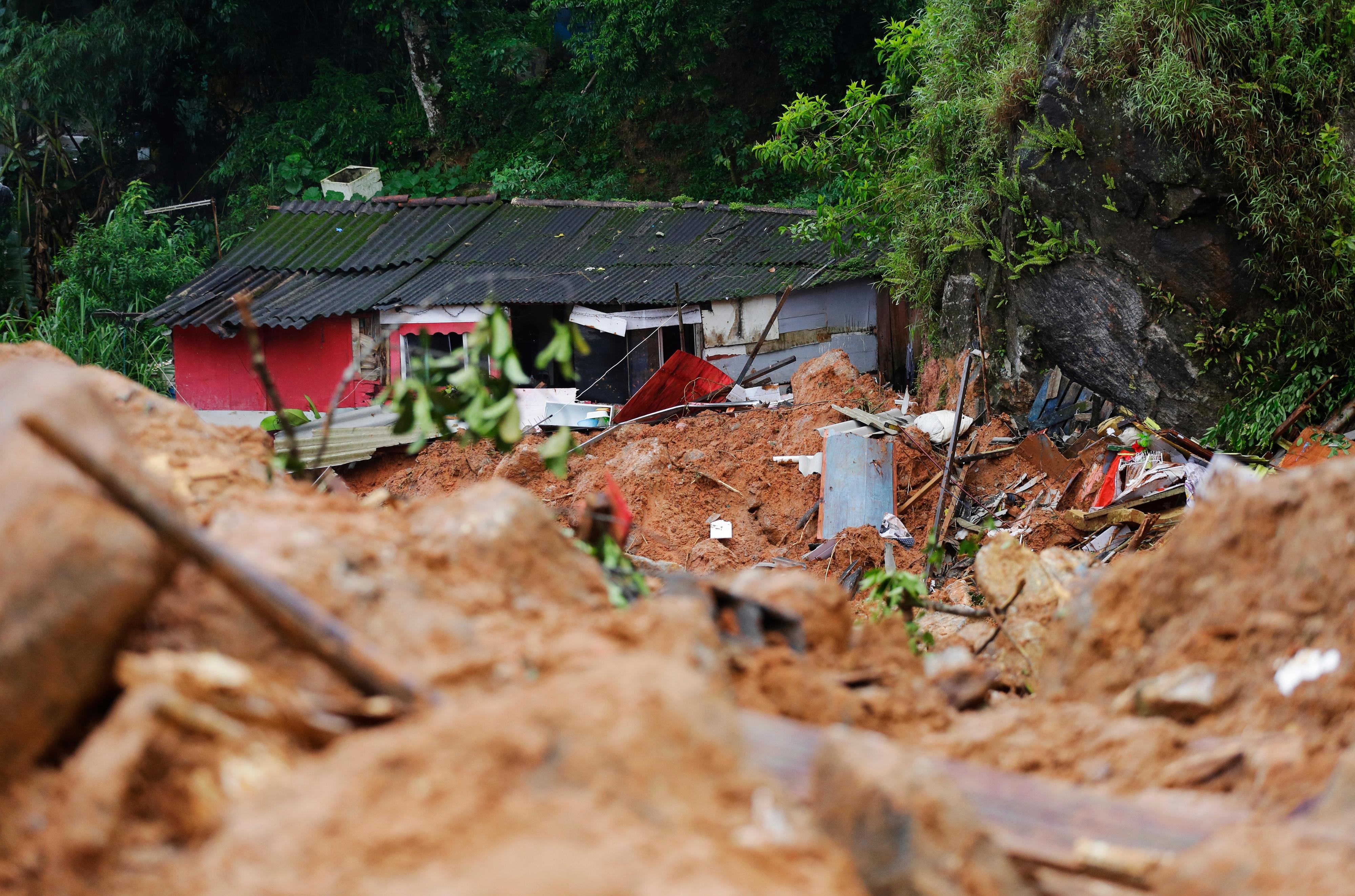 Imagine cu o casă care a fost distrusă de alunercările de teren