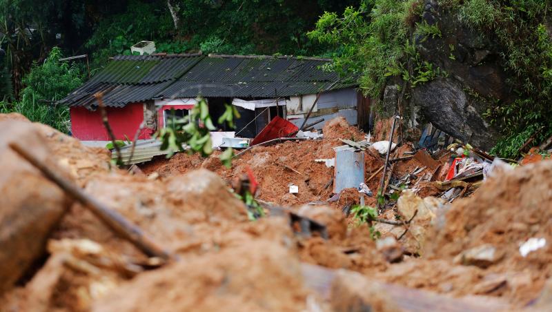 Casă distrusă de alunecările de teren