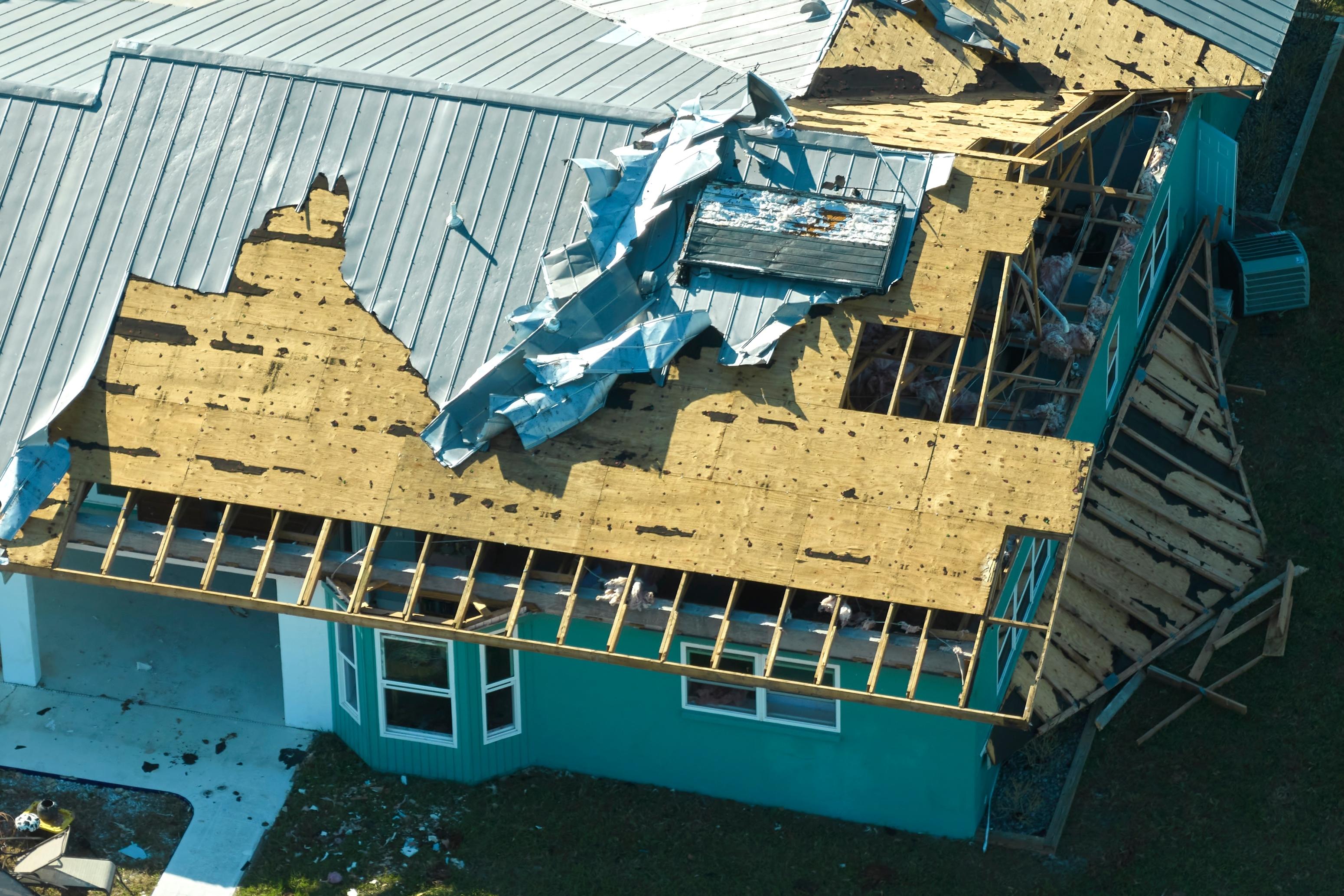 O casă albastră care a fost distrusă în urma unui cutremur