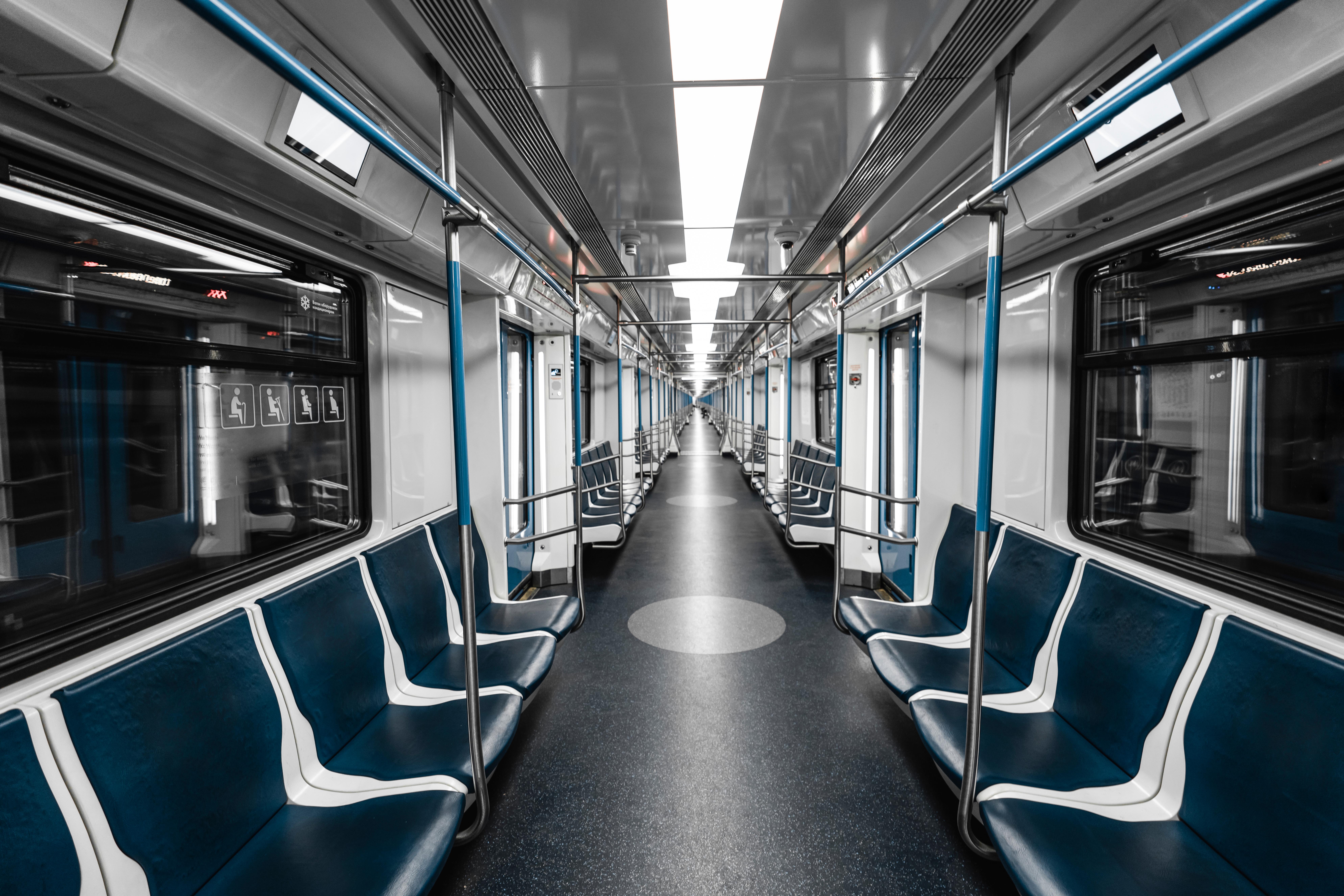Imagine cu interiorul unui vagon de metrou