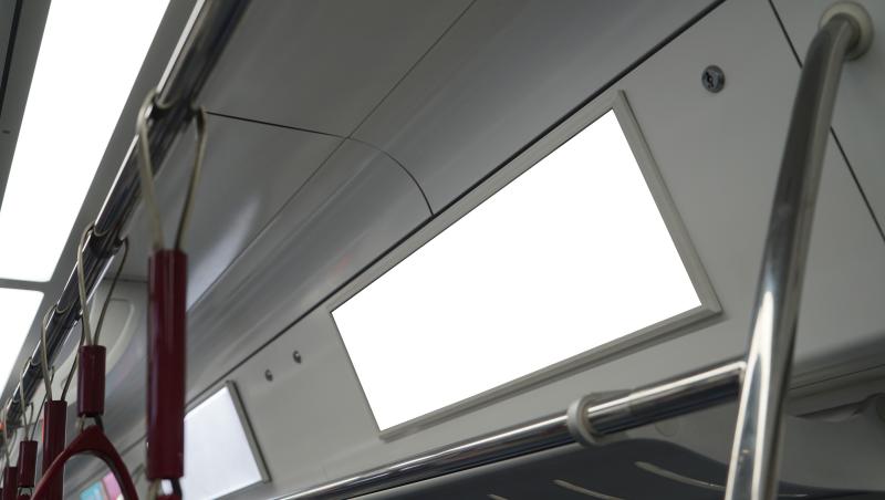 Imagine cu partea de sus a interiorului unui vagon de metrou