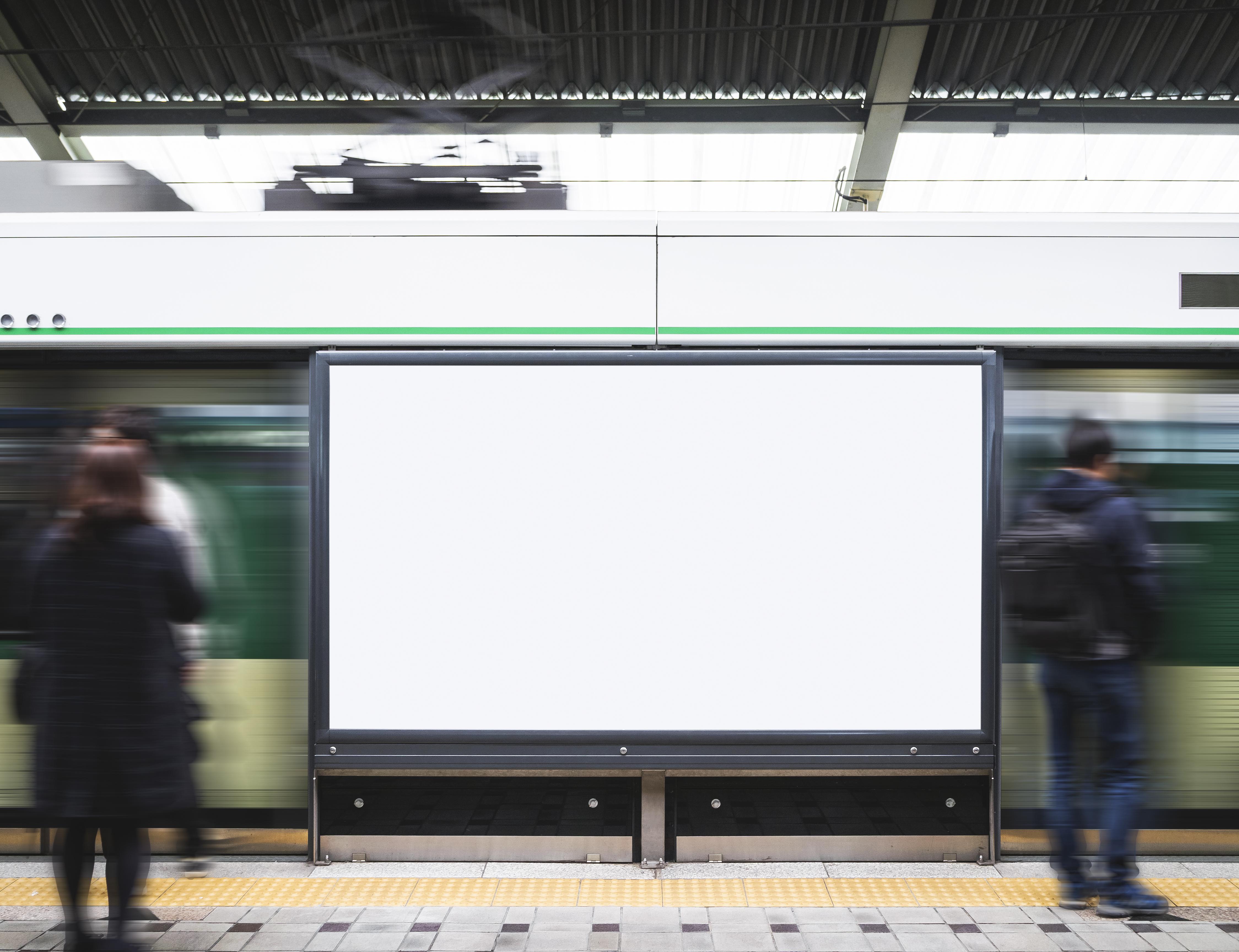 Imagine cu peronul unei stații de metrou unde așteaptă doi oameni. Imaginea este puțin distorsionată datorită unui efect special aplicat intenționat.