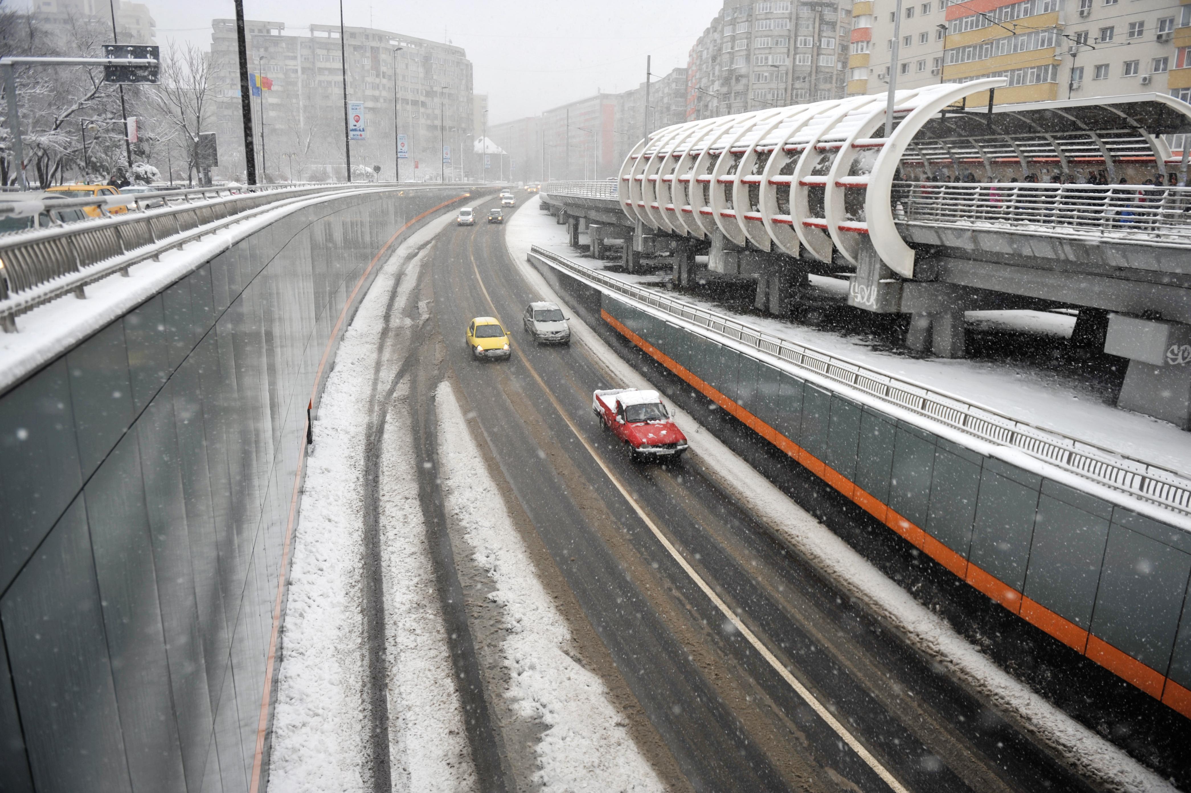 Imagine cu un bulevard din București în timp ce ninge