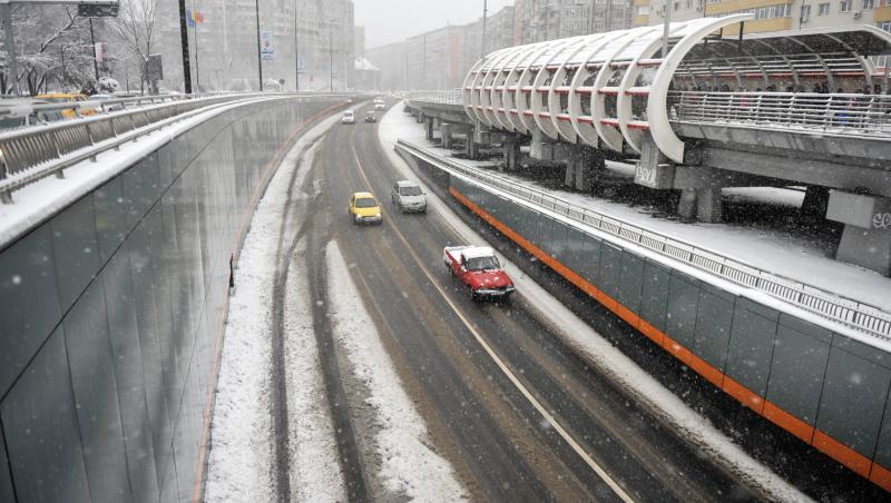 Zăpada surprinde traficul din București