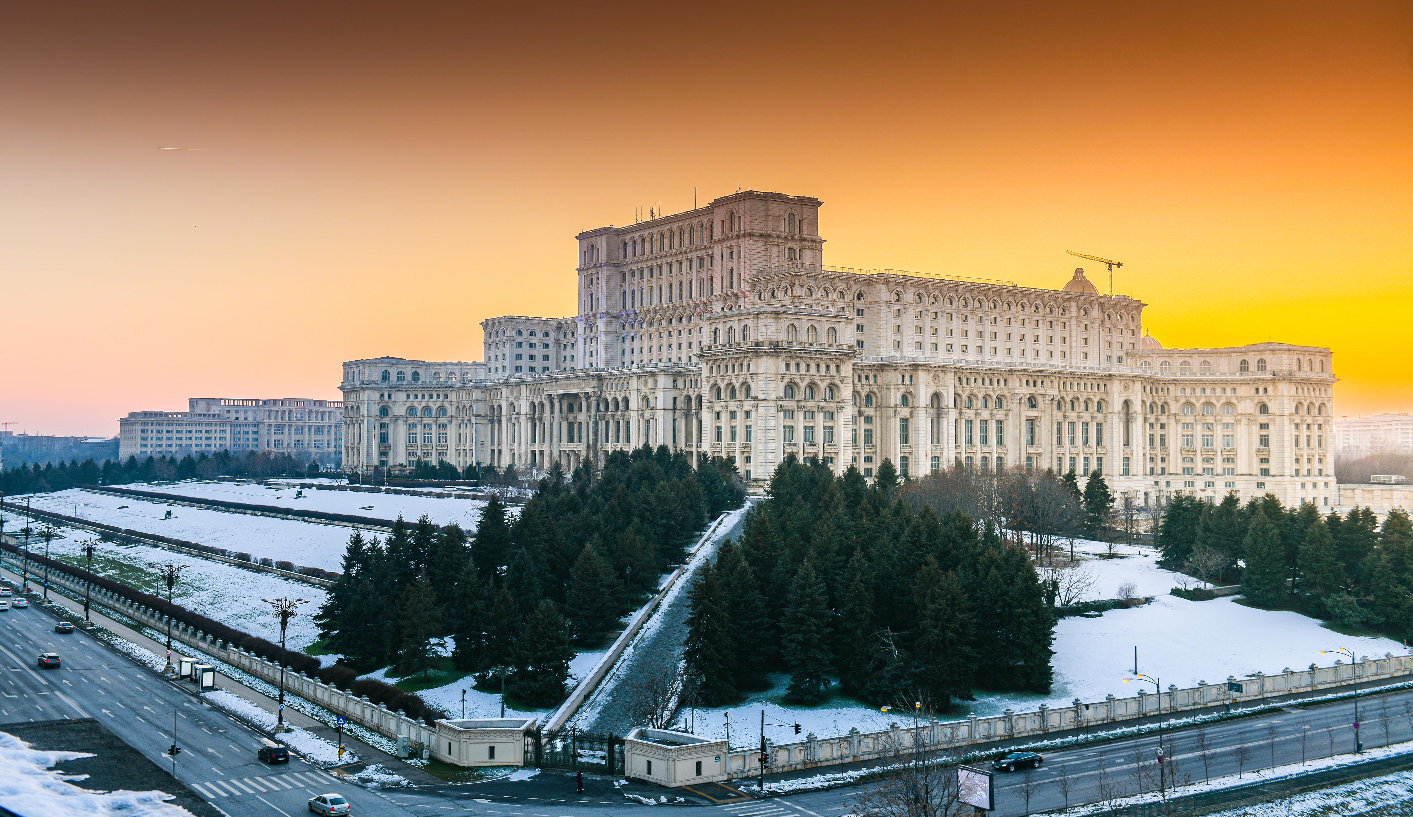 Imagine cu Palatul Parlamentului din București pe timp de iarnă
