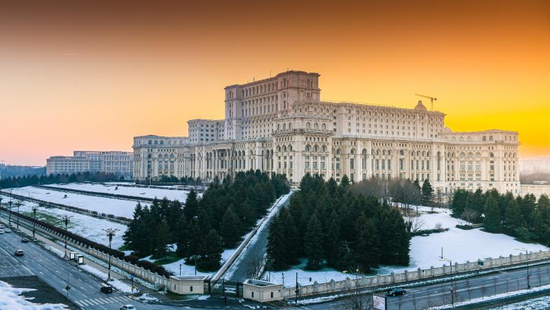 Palatul Parlamentului din București pe timp de iarnă