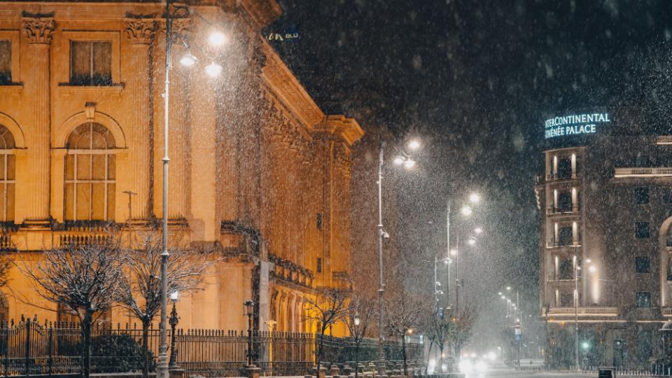 Imagine cu o zonă din București surprinsă în timp ce ninge