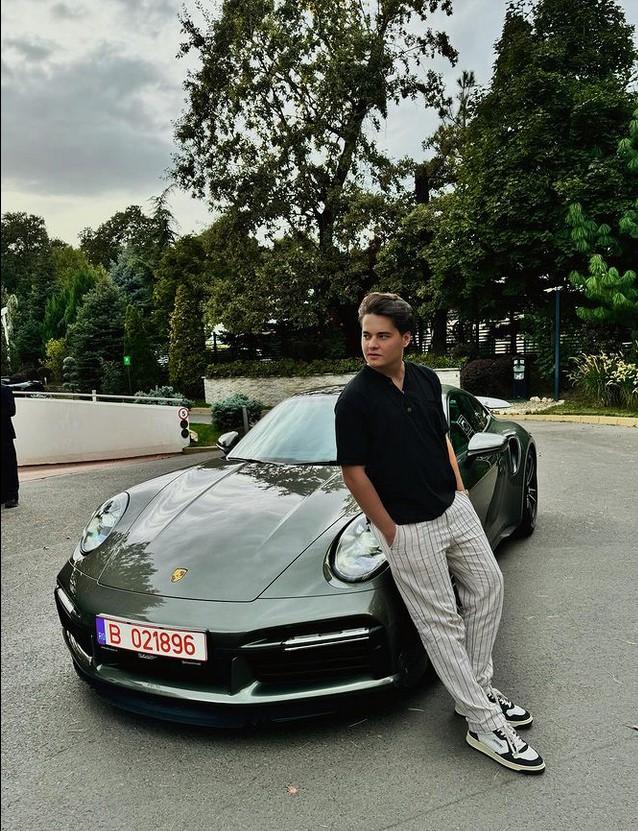 Imagine cu Selly alături de noua sa mașină, Porsche 911 Turbo S