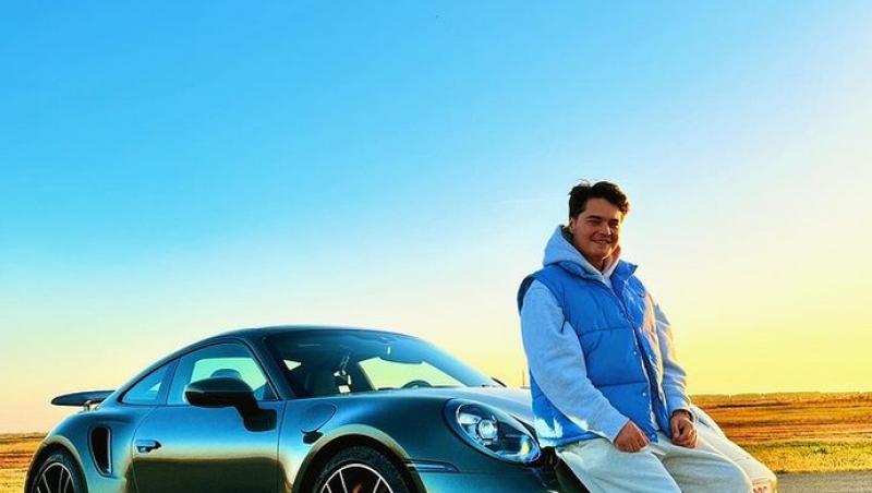 Imagine cu Selly alături de noua sa mașină, Porsche 911 Turbo S