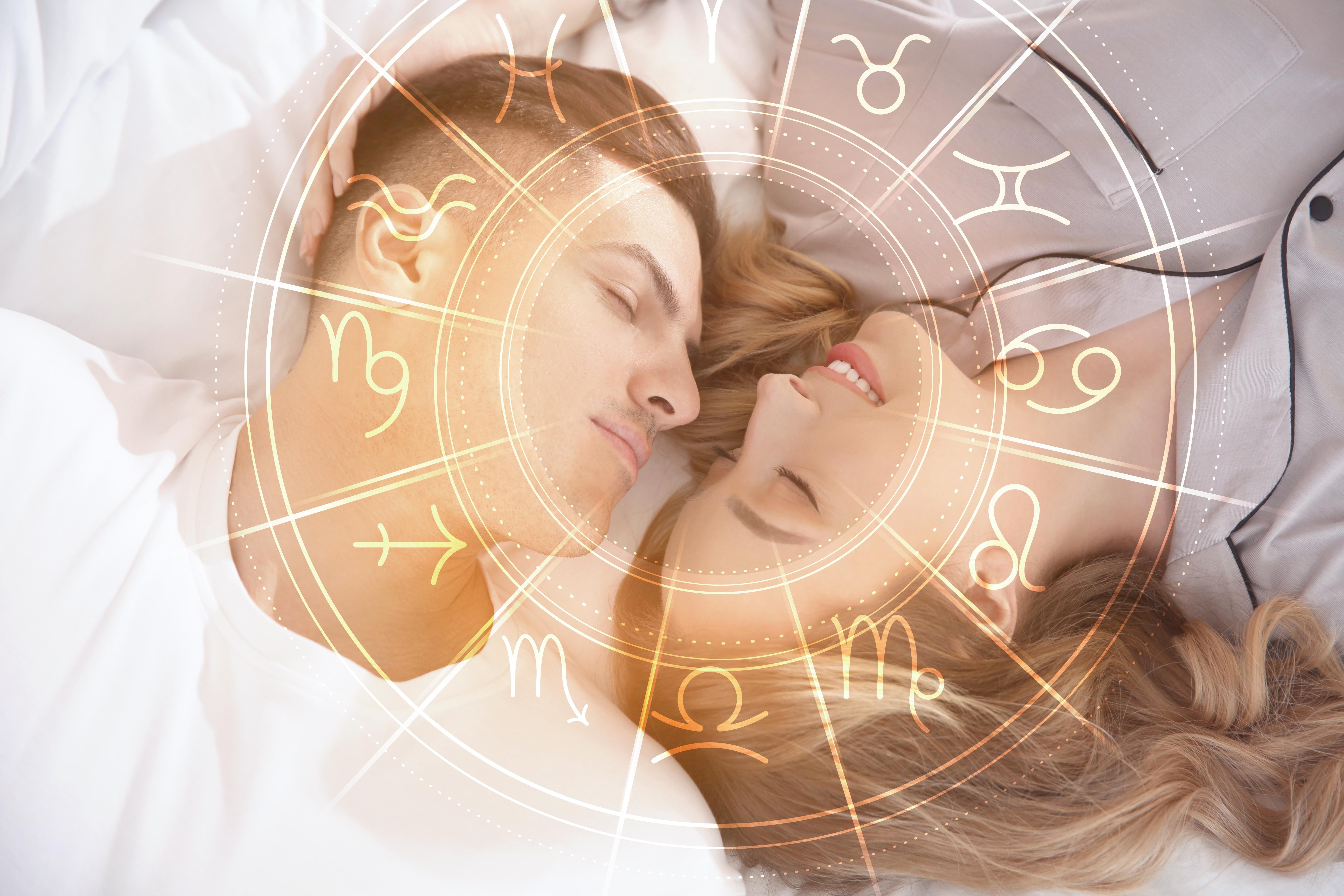 Imagine cu un cuplu care pozează față în față în timp ce stau în pat.
