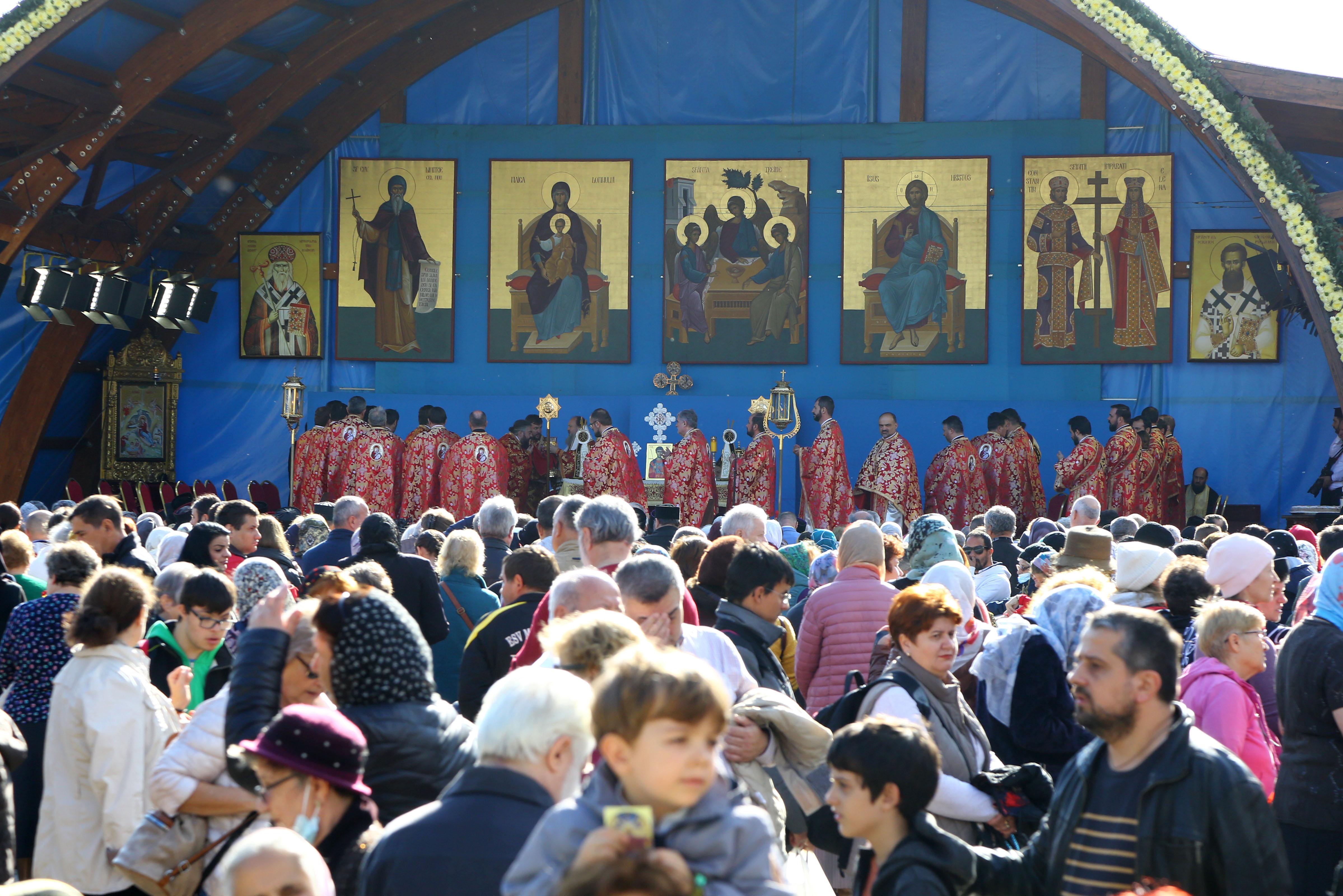 Imagine cu persoane care îl sărbătoresc pe Sfântul Dumitru