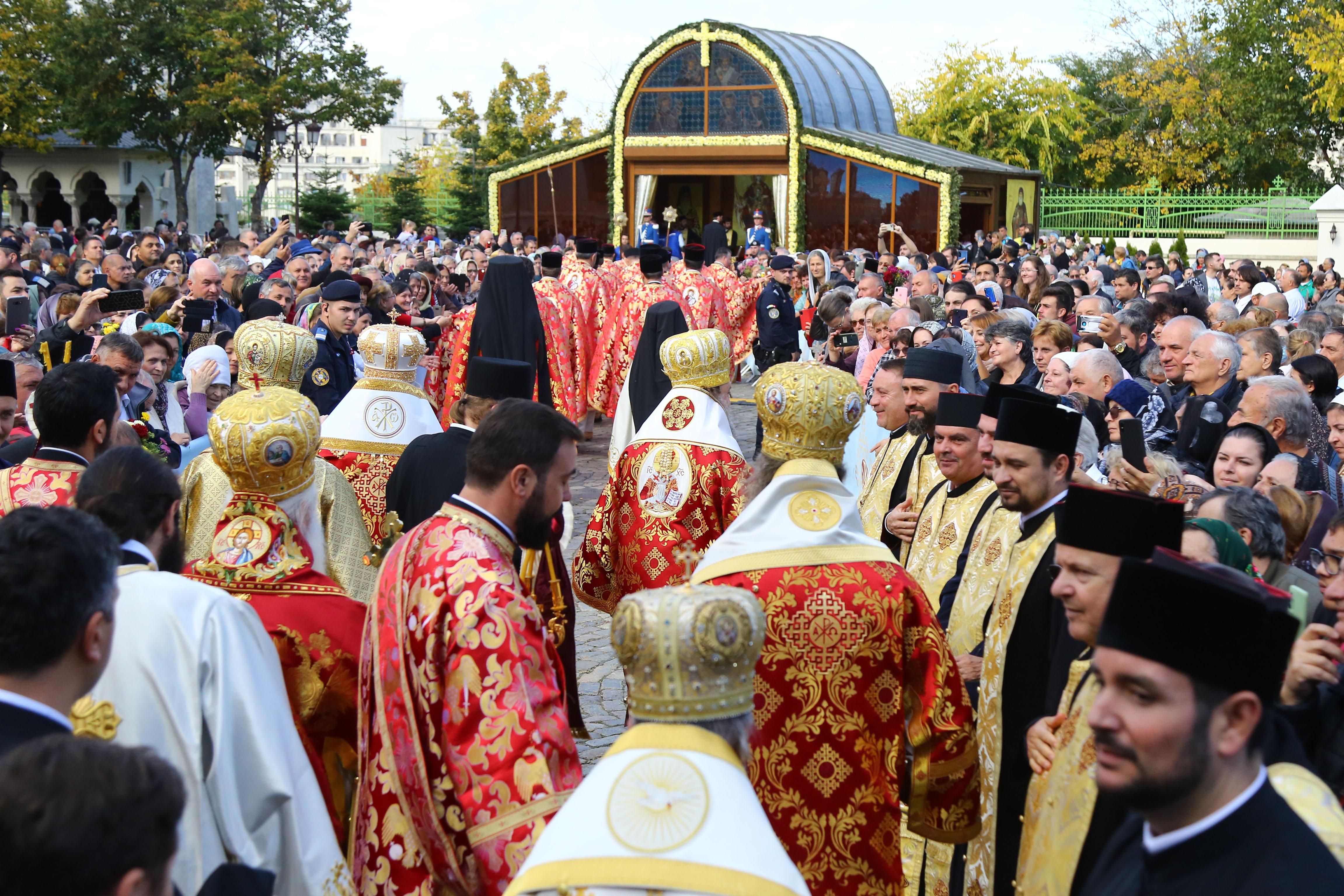 Imagine cu multe persoane care îl sărbătoresc Sfântul Dumitru.