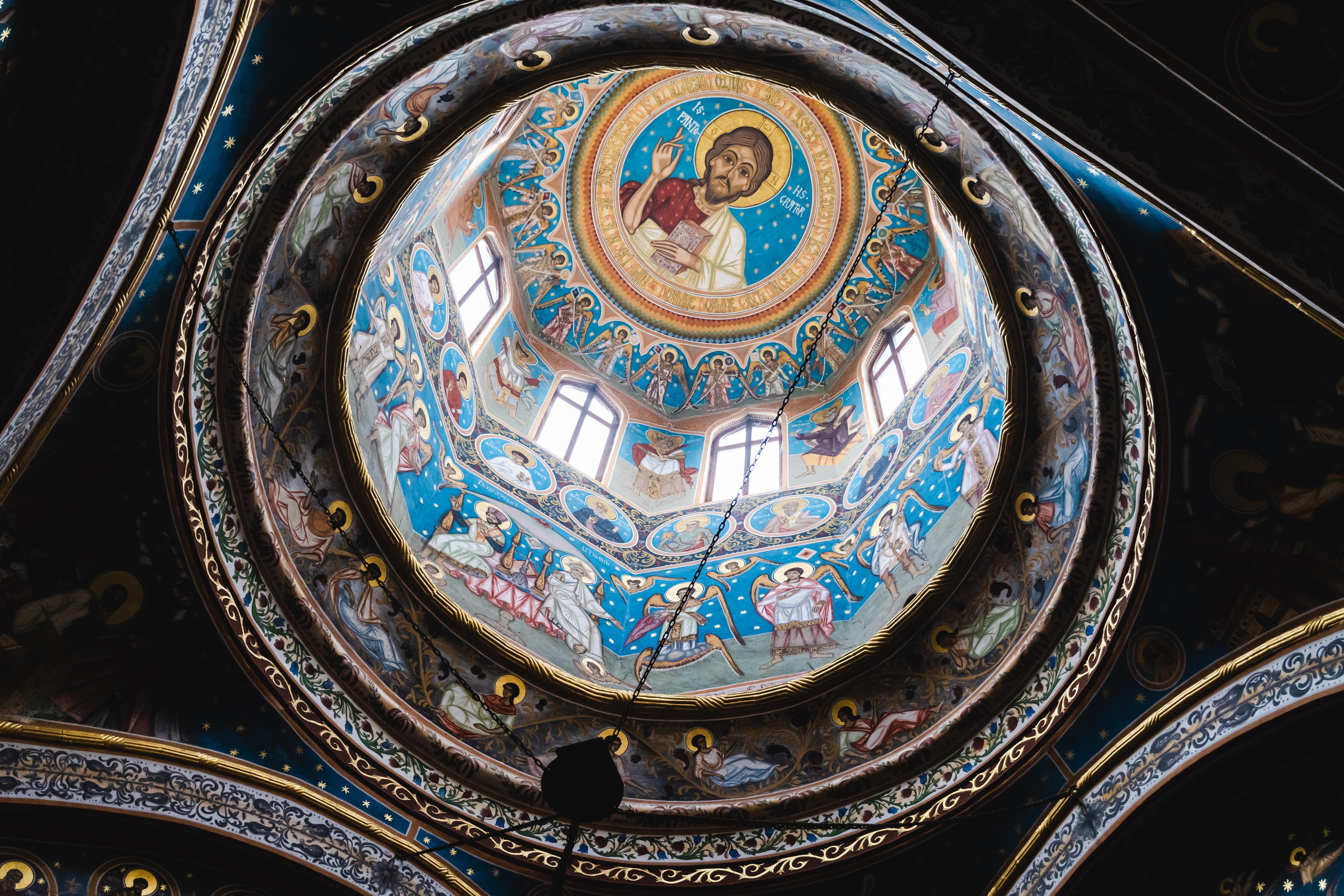 Imagine cu partea de sus a interiorului unei biserici ortodoxe