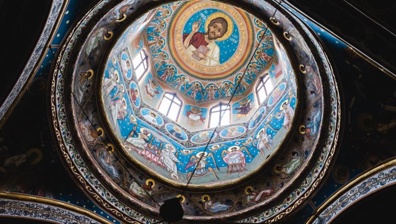 Interiorul unei biserici ortodoxe