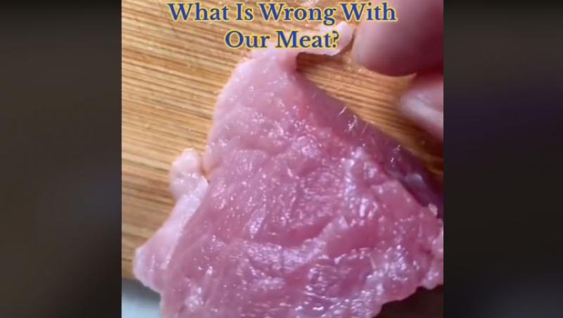Un bărbat tăia o bucată de carne cumpărată din supermarket, când din ea a început să iasă ceva alb. Ce sunt firicelele bizare