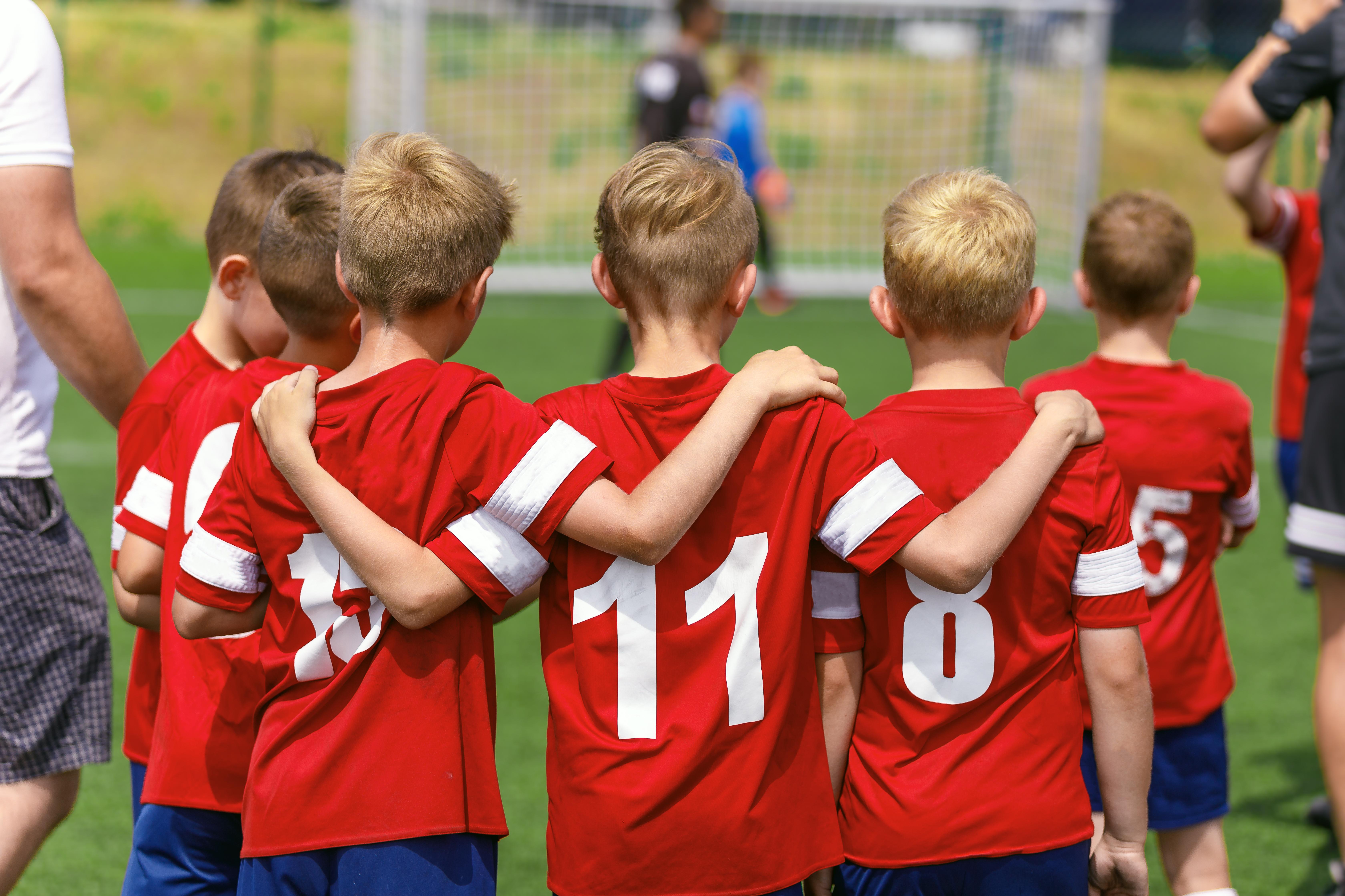 Imagine cu cinci băieți care s-au aliat pentru a juca fotbal în vacanța de toamnă