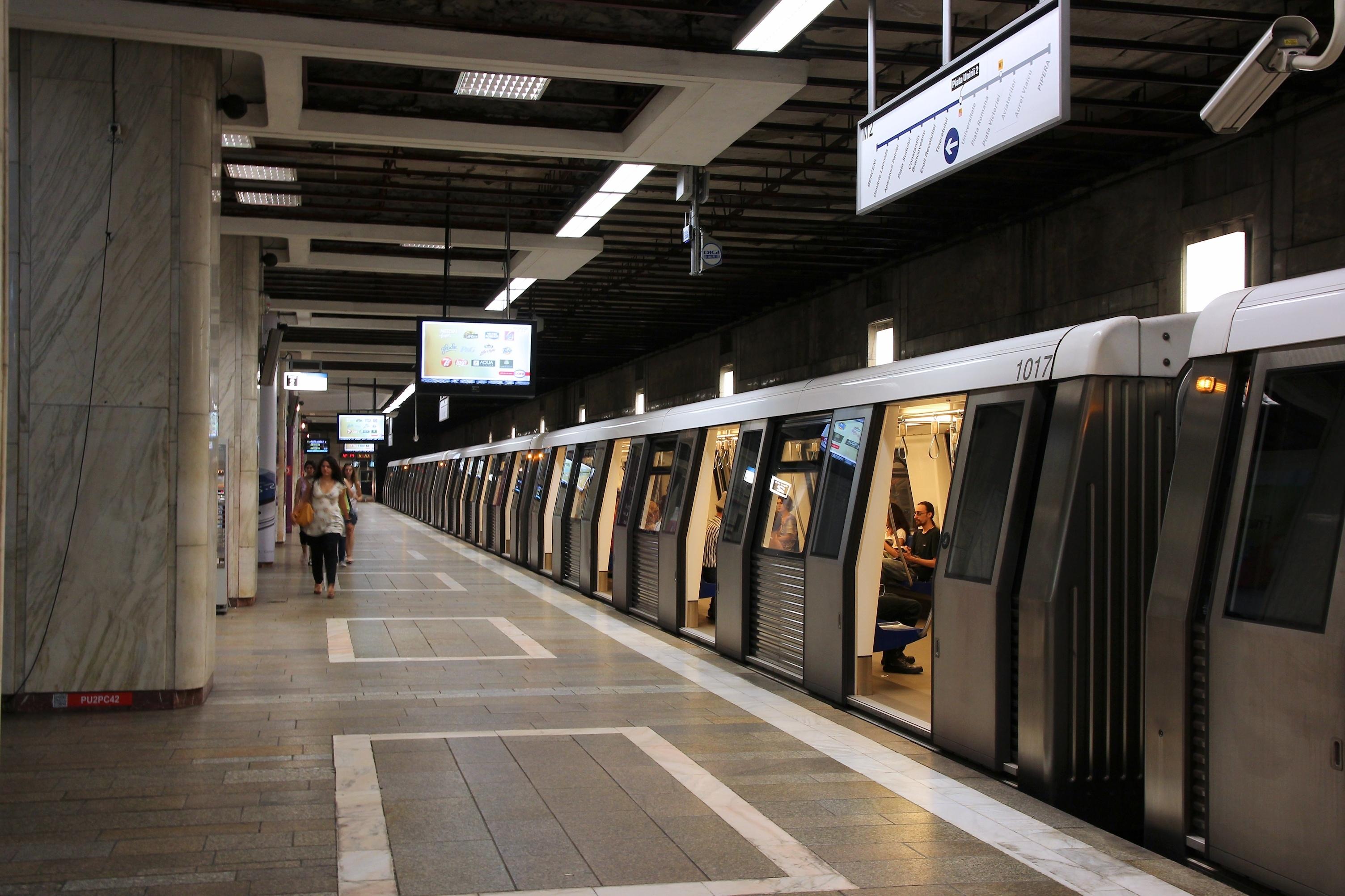 Imagine cu un metrou ajuns în stație cu ușile deschise.