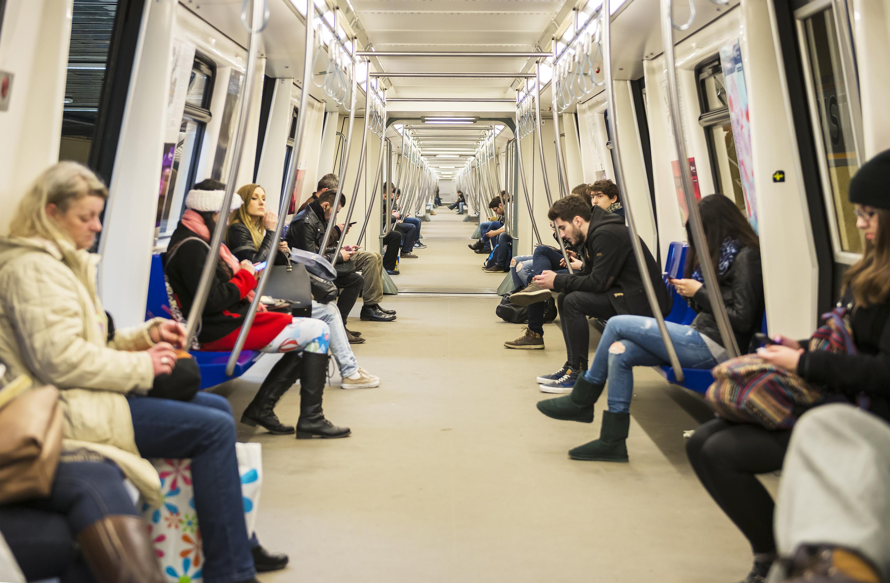 Imagine cu oameni care călătoresc cu metroul.
