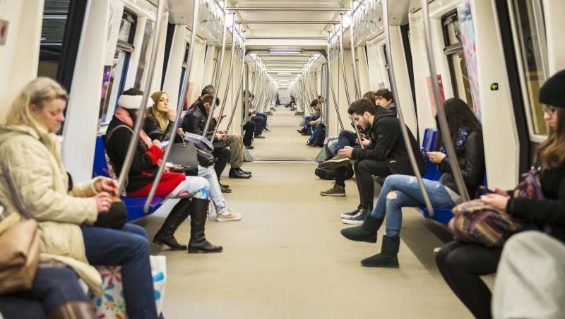 Oameni călătorind cu metroul