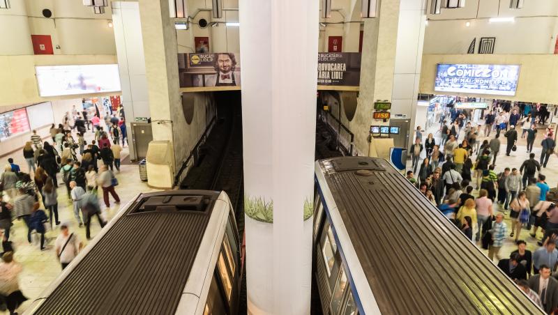 Imagine cu stație de metrou plină de oameni.