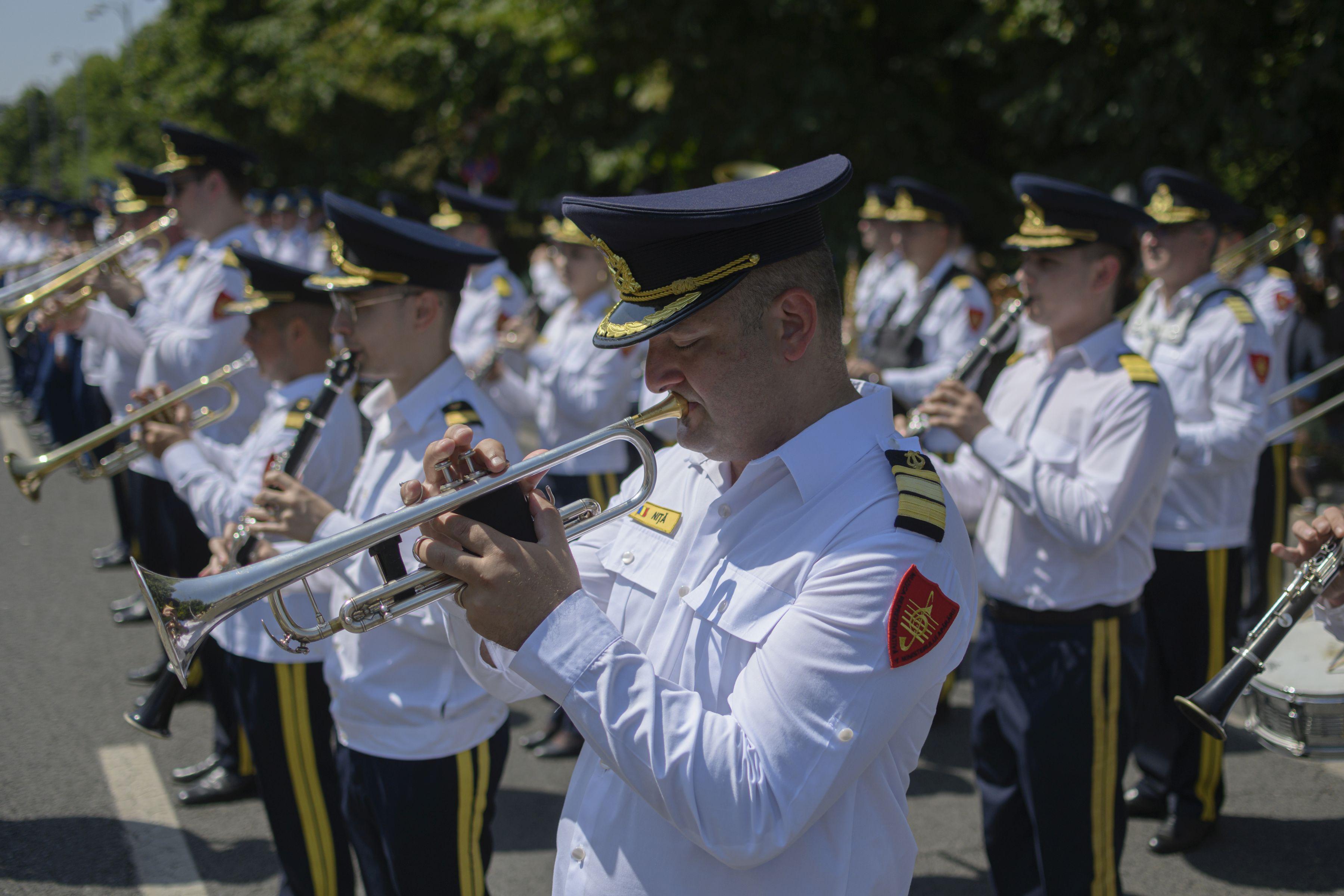 Imagine cu Militari ai Muzicii Reprezentative a Armatei cântând timpul ceremoniei militare.